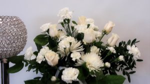 1 a 6 roses with White flowers vase arranged